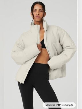 ALO Yoga Stretch Woven Street Puffer color Bone